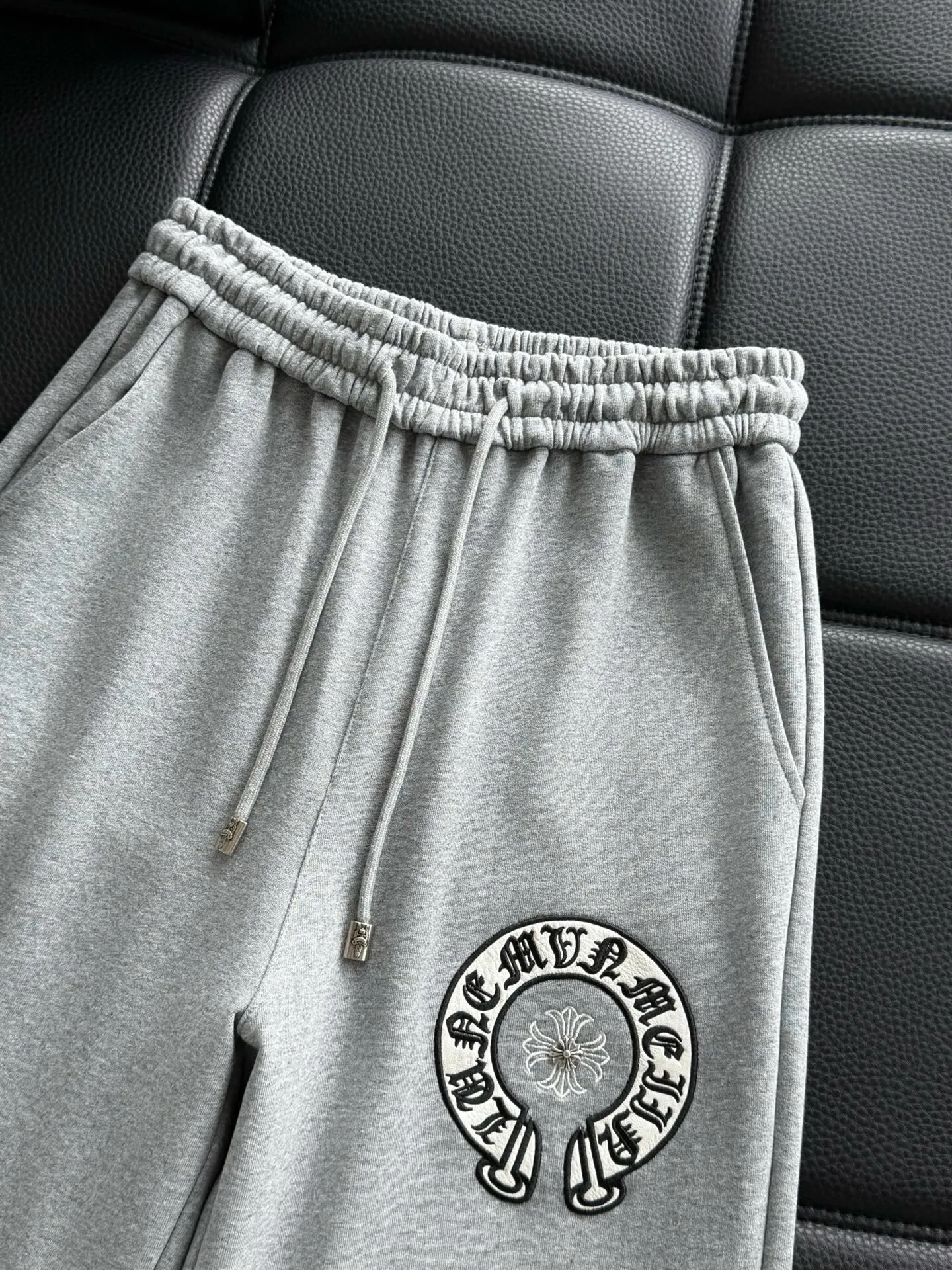 P486 ChromeHearts ChromeHearts terry trousers, pursuit of quality and absolute guarantee of quality! The texture is clearly visible, the texture is soft, delicate and smooth, and the customized three-dimensional embroidery and leather craftsmanship are full of drape! The workmanship is fine and the shoulder lines are smooth. All imported chain machines are used to make the shoulder rolling strips. It has a certain thickness and is not made of cheap material but has a shiny feel that is comfortable and not tight on the upper body. It is the most avant-garde street item that can be easily matched by both men and women!  Color: black white Size: m-3xl Style number: 3750